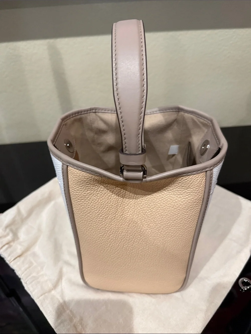 NWOT Tory Burch Small McGraw Top Handel Tan and White Pebbled Leather Crossbody